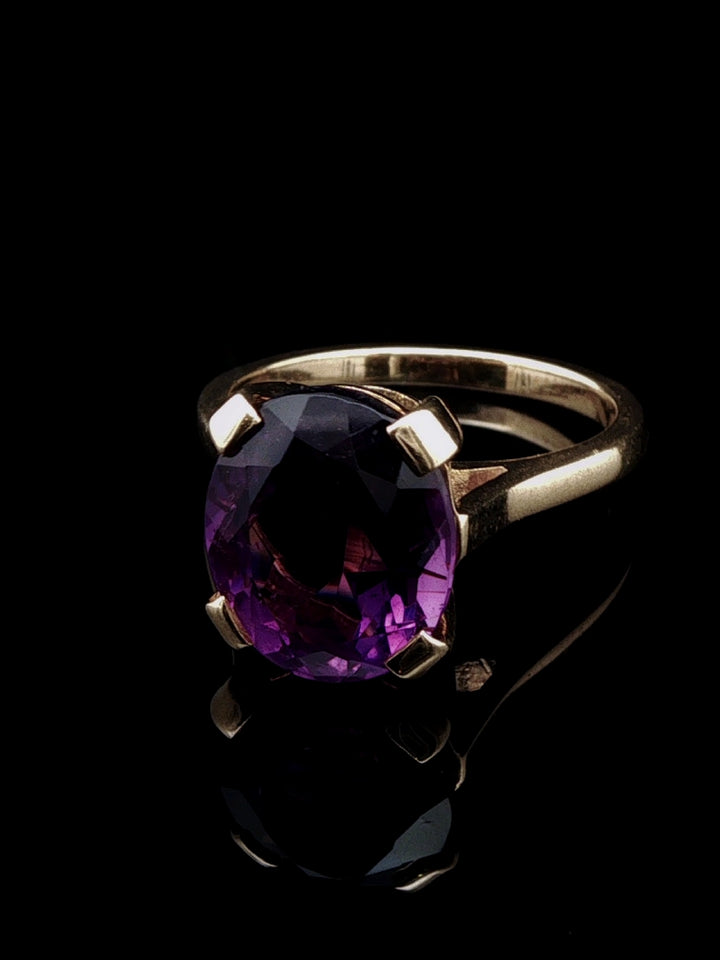 Vintage 18ct Yellow Gold Oval Amethyst Solitaire Ring