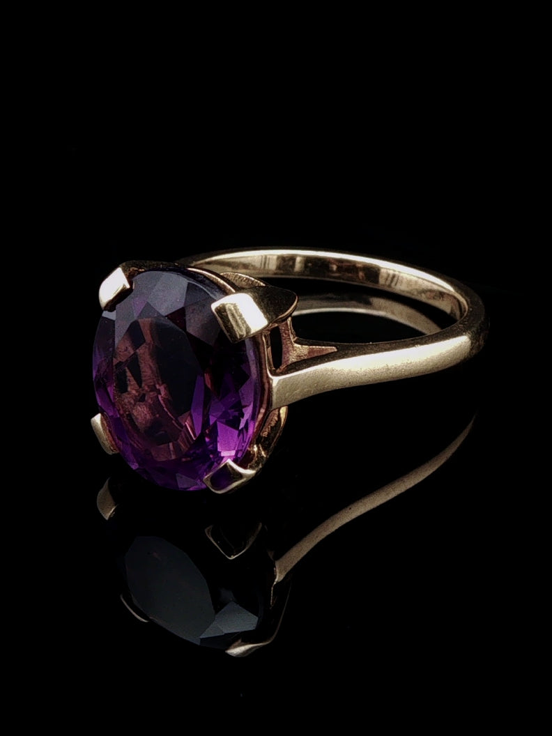 Vintage 18ct Yellow Gold Oval Amethyst Solitaire Ring