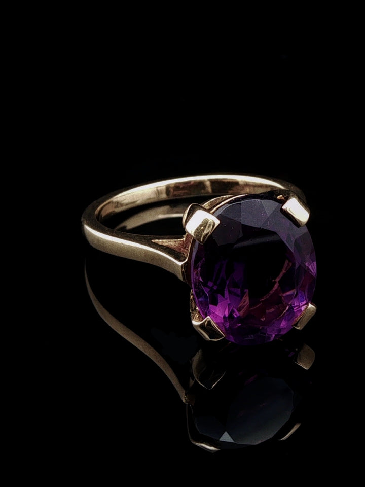 Vintage 18ct Yellow Gold Oval Amethyst Solitaire Ring