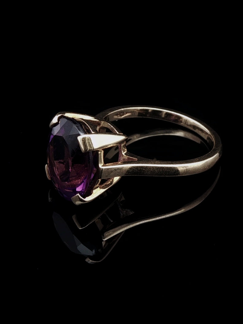 Vintage 18ct Yellow Gold Oval Amethyst Solitaire Ring