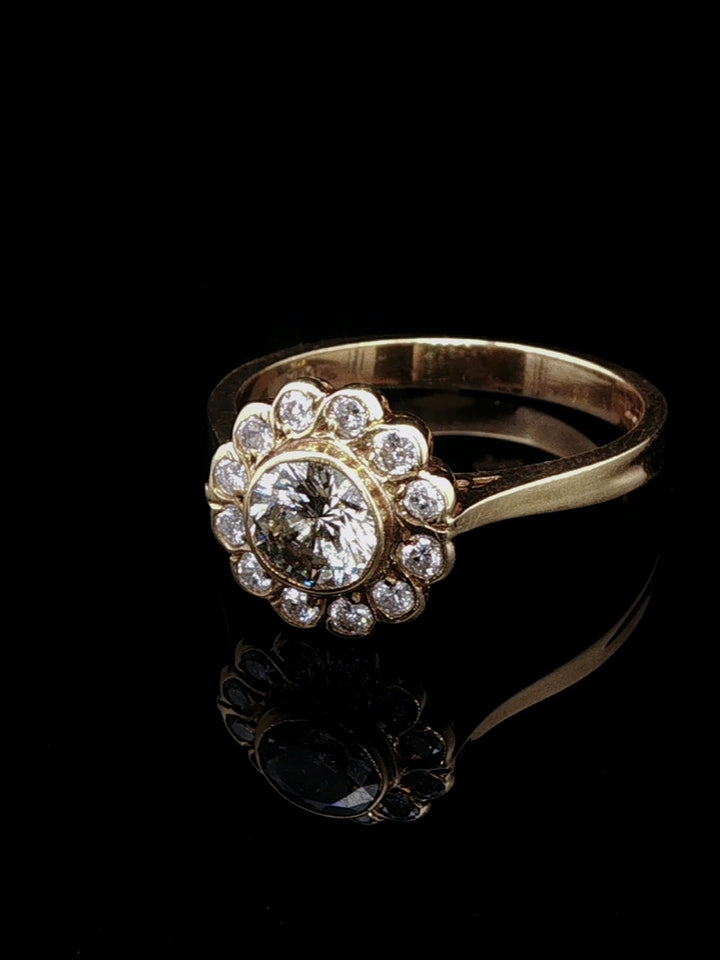 18ct Yellow Gold 0.93ct Diamond Cluster Ring, London, 1988