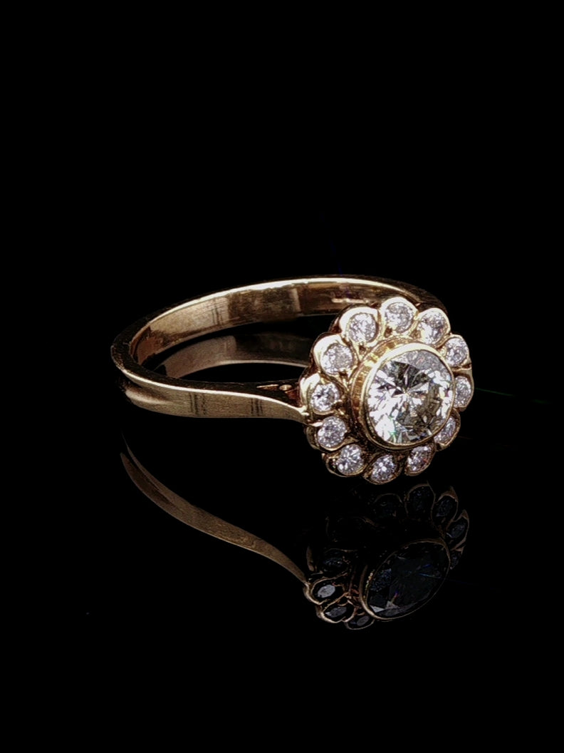 18ct Yellow Gold 0.93ct Diamond Cluster Ring, London, 1988