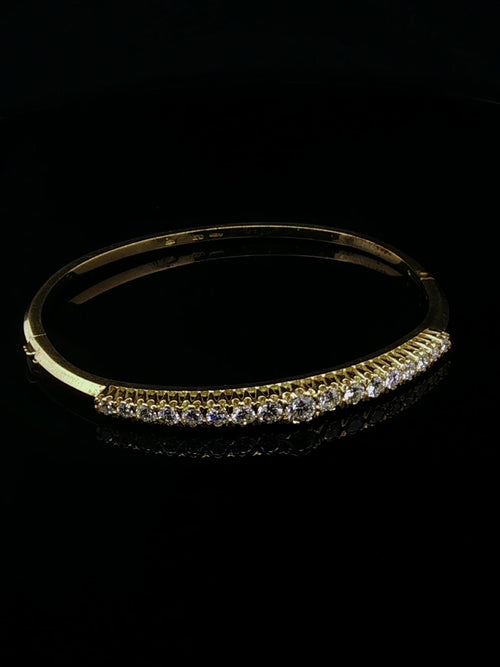 18ct Gold 1.85ct Diamond Seventeen Stone Hindged Bangle, London 1984