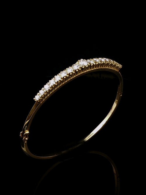 18ct Gold 1.85ct Diamond Seventeen Stone Hindged Bangle, London 1984