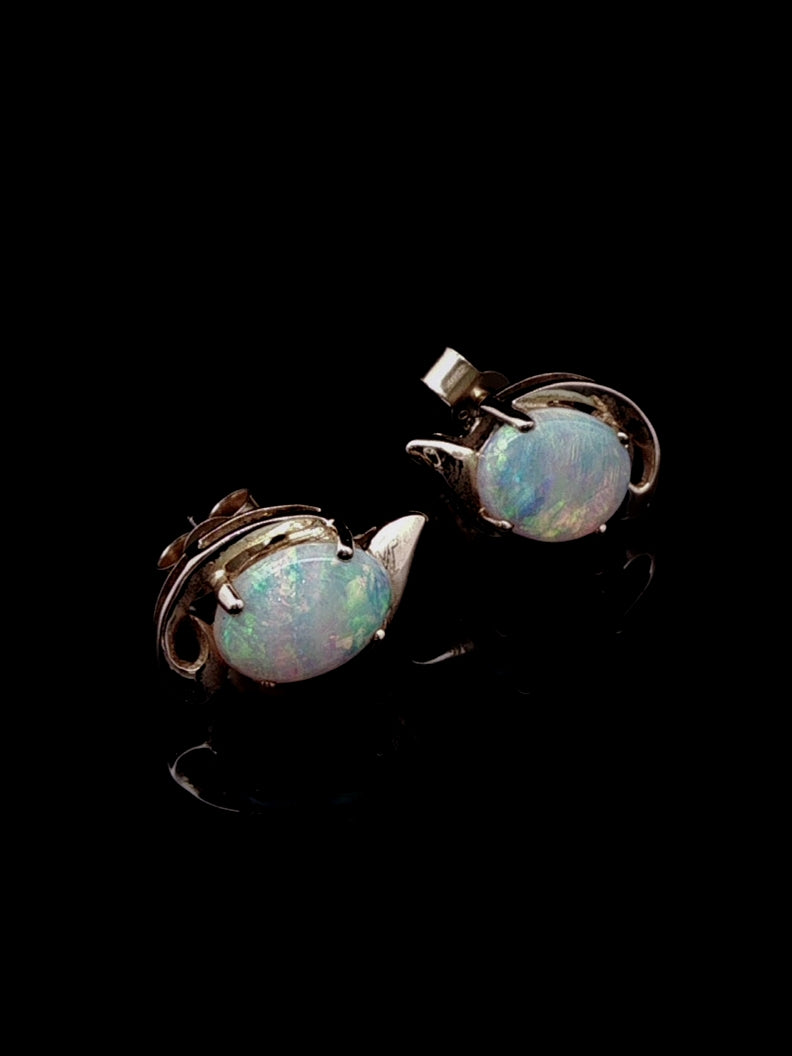 18ct Yellow Gold Opal Stud Earrings