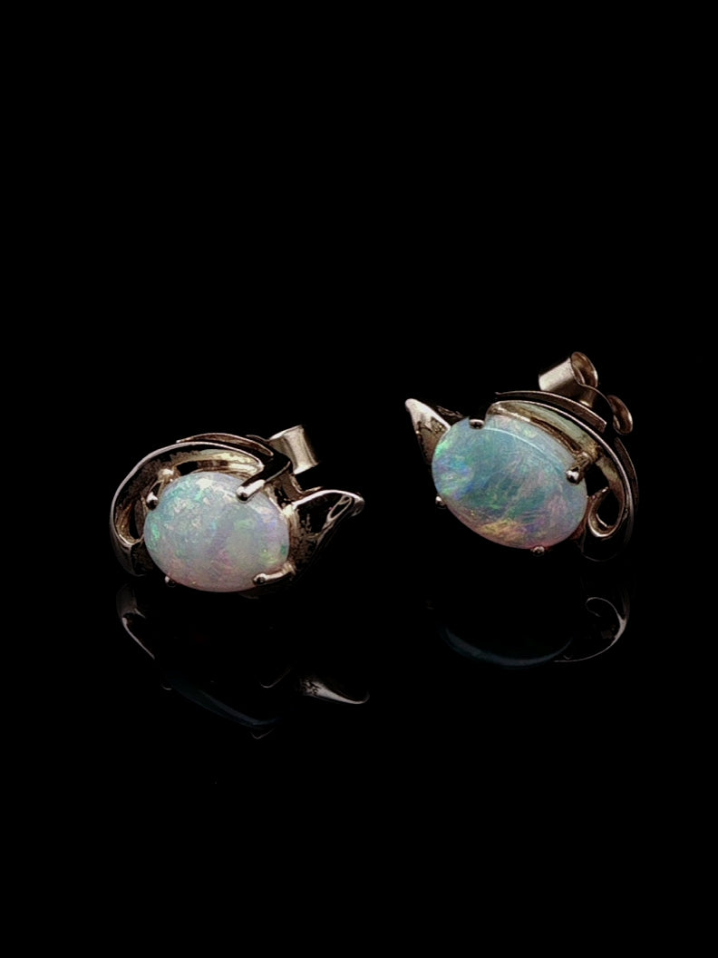 18ct Yellow Gold Opal Stud Earrings