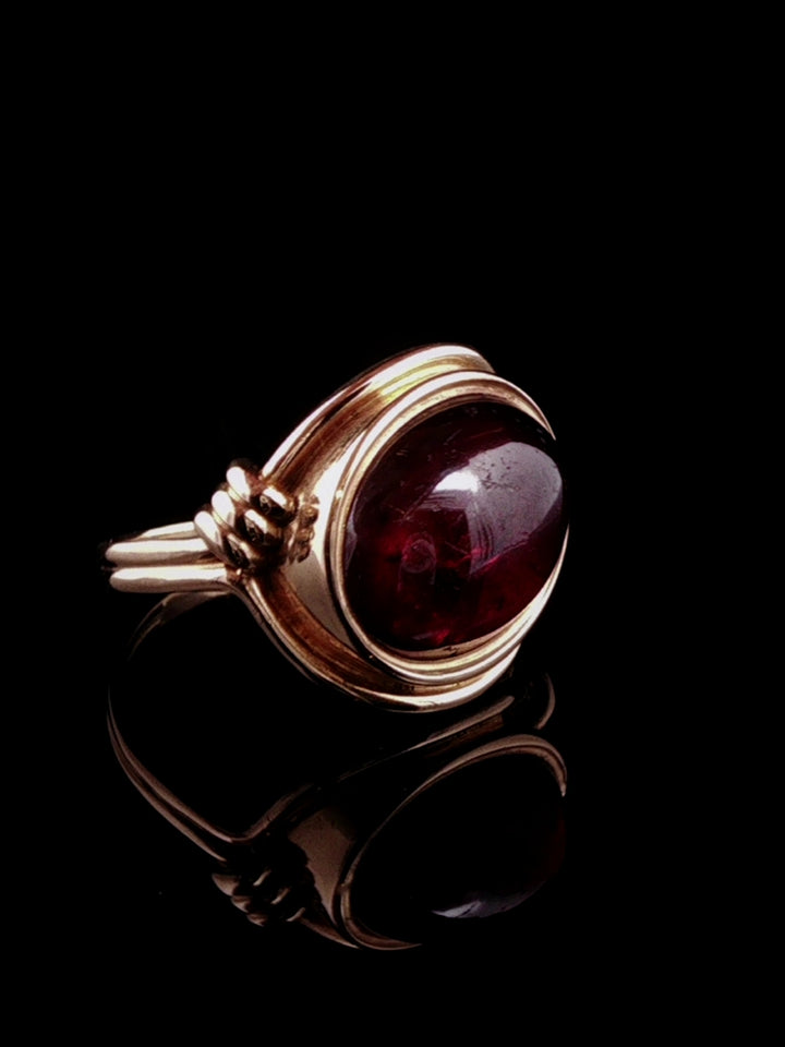 15ct Yellow Gold Red Garnet Cabochon Ring, Circa 1990
