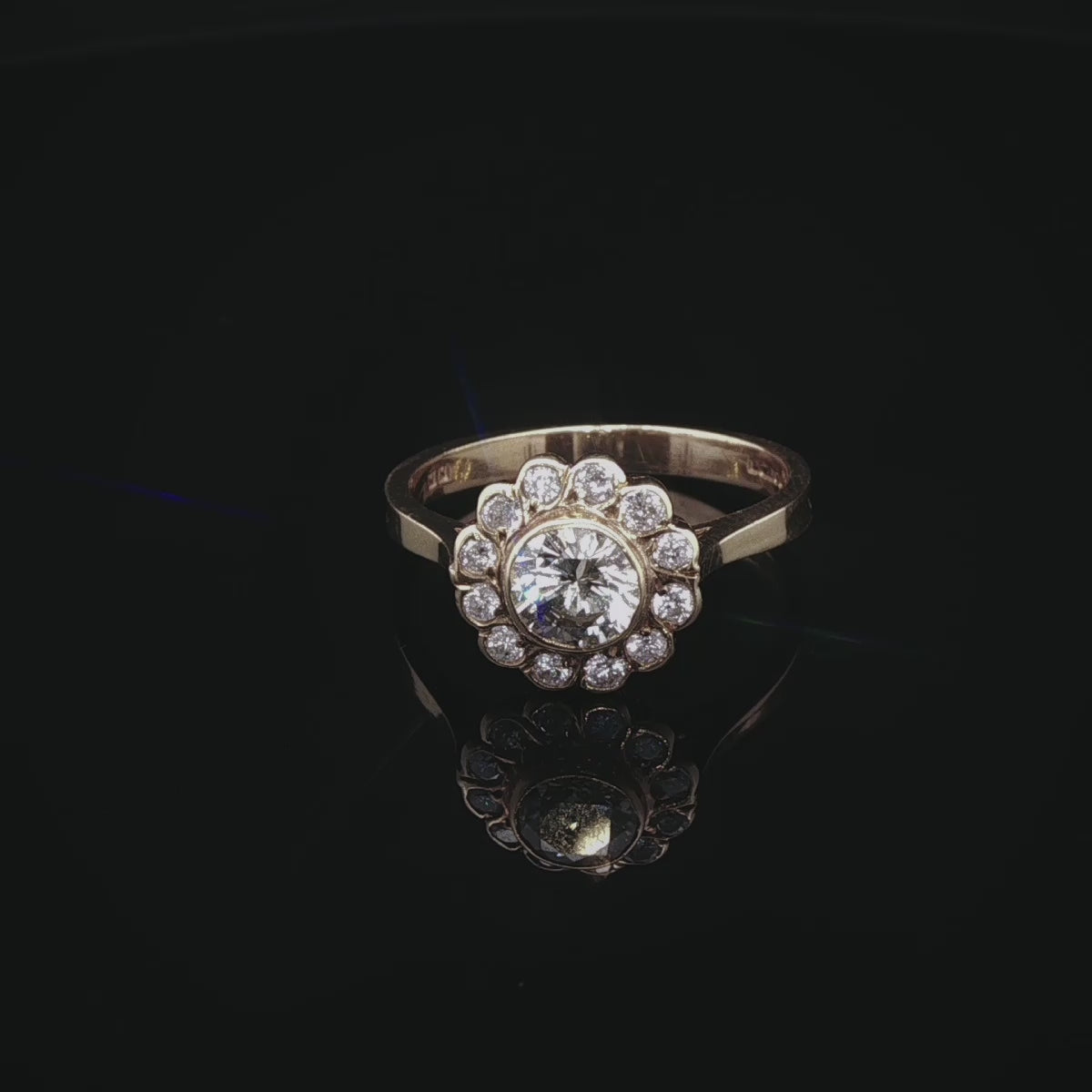 18ct Yellow Gold 0.93ct Diamond Cluster Ring, London, 1988